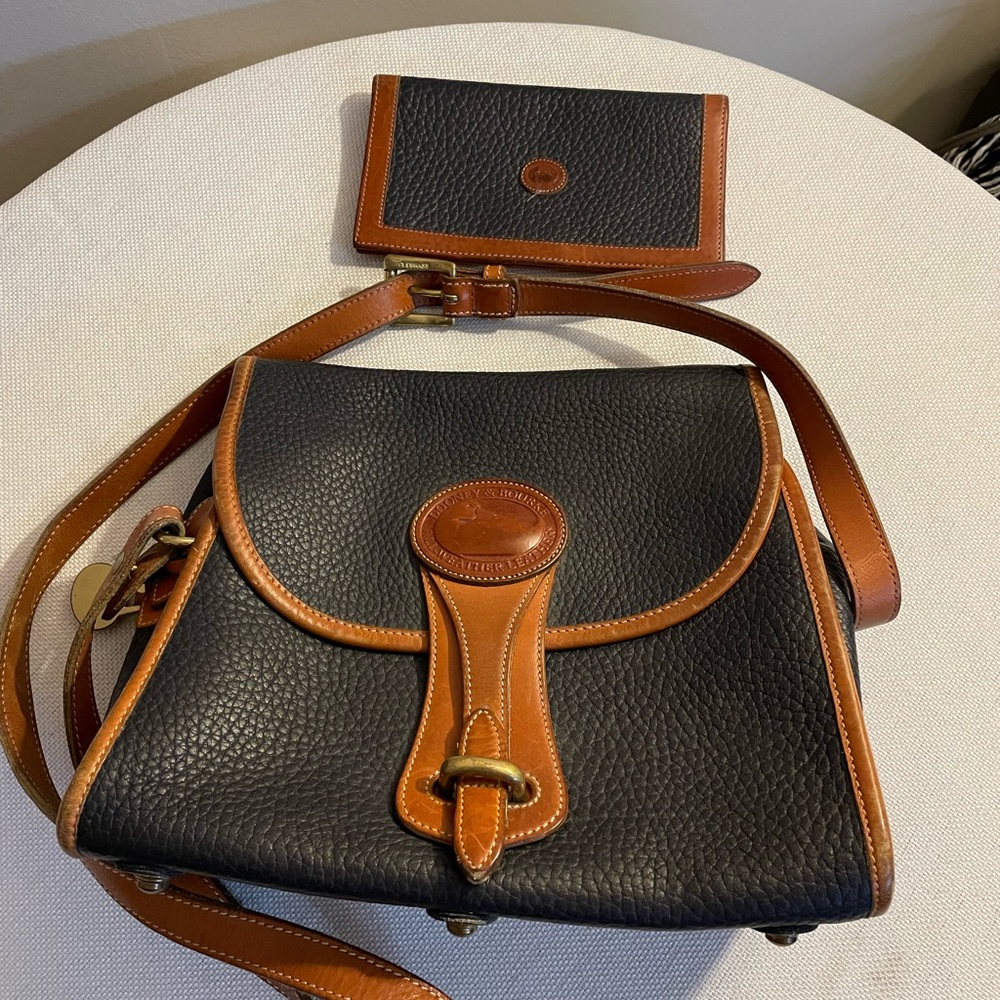Vintage classic Dooney & Bourke leather crossbody purse and check book